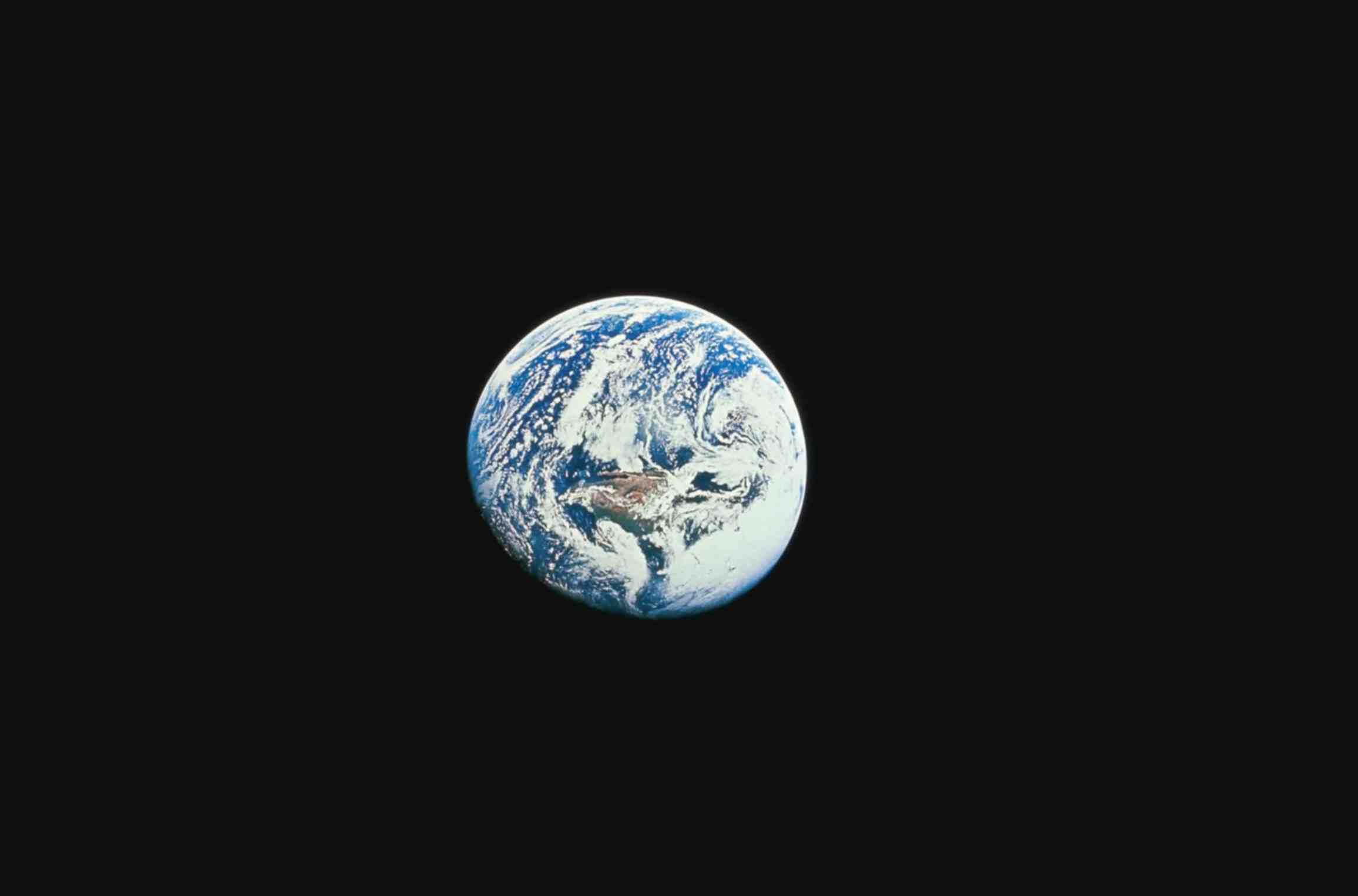 Планета земля далеко из космоса